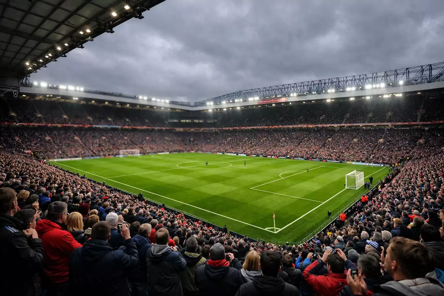 Engels voetbalstadion met groen grasveld en gevulde tribunes
